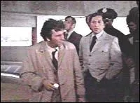 Quel est l'autre péché mignon de Columbo lorsqu'il arrive le matin sur le lieu d'un crime ?