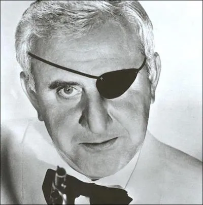 Dans Thunderball, Emilio Largo est le mchant no 2 du Spectre. Que fait-il quand un de ses hommes choue ?