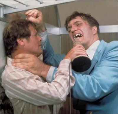 On adore ce gant de 7 pieds et 2 pouces qui ressemble  Frankenstein version amliore ! Dans quel film fait-il ses dbuts, ce vilain au prnom si bien choisi : Jaws (les mchoires) ?