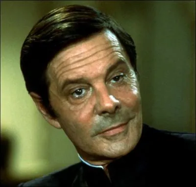 Revenons  Bond. Quel est cet acteur franais, plus clbre aux tats-Unis que dans son propre pays (fait trs rare), qui incarne le vilain Kamal Khan ?