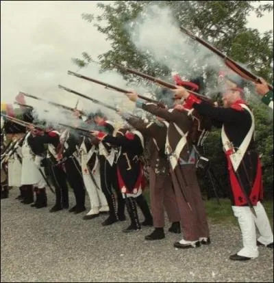 Au cours de quelle bataille, l'arme anglaise a pris l'avantage sur l'arme napolonienne grce aux parapluies rquisitionns qui ont permis de garder la poudre des fusils sches ?