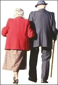 Dire  quelqu'un de s'occuper de ses propres affaires, c'est lui demander :   Est-ce que ----------fait -------- ?  