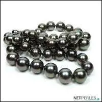 Elle a bien mrit aussi ce collier de perles noires :