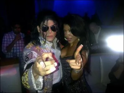 Qui se trouve avec Rosa Mendes ?