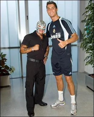 Quel sport pratique la personne se trouvant aux cts de Rey Mysterio ?