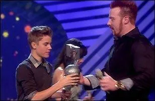 A qui Sheamus donne-t-il son Grammy Awards ?