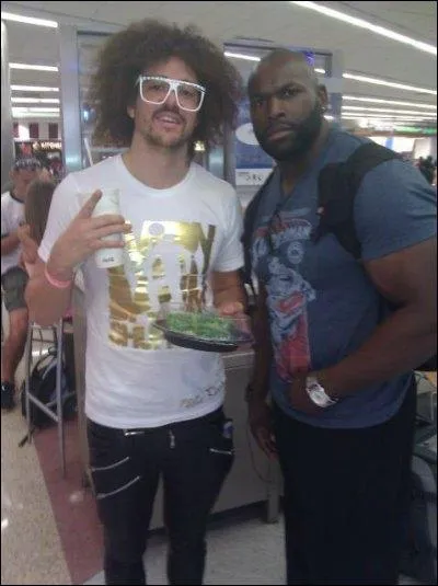 De quel groupe fait partie la clbrit se trouvant avec Ezekiel Jackson ?