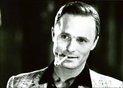 Quel acteur amricain a jou dans :  Abyss ,  Apollo 13 ,  The Truman Show  et  Stalingrad  ?