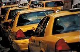 Un homme d'affaire a une runion  l'aroport John F. Kennedy. Quelle est sa destination ?