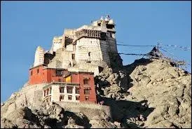 Un groupe de sportifs veut aller faire un trekking au Ladakh. Dans quel pays se trouve cette rgion montagneuse ?