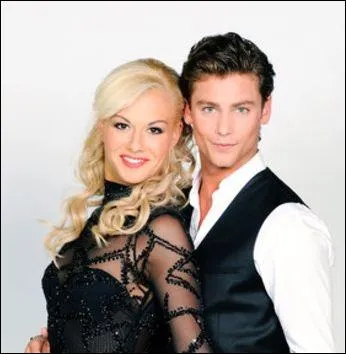 Comment s'appelle la danseuse qui danse avec cette star ?