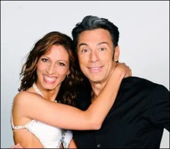 Comment s'appelle la danseuse qui danse avec cette star ?