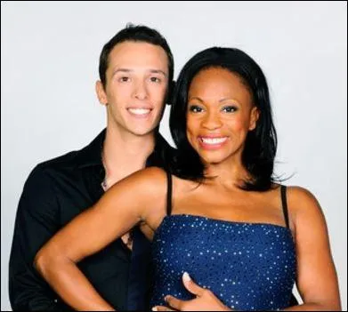 Comment s'appelle le danseur qui danse avec cette star ?