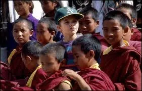 Dans quel film de Bernardo Bertolucci, sorti en 1993 et se droulant au Tibet, Keanu Reeves joue-t-il le rle principal ?