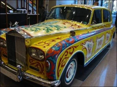 Cette superbe Rolls-Royce appartenait au roi des hippies. Vous y voyez une contradiction ? Mais toute sa vie est une contradiction. Il prnait l'amour et est mort assassin en laissant par anne ...