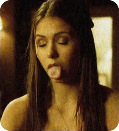 Quel est le nom des parents adoptifs d'Elena ?