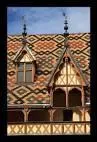 De quoi les toits bourguignons colors sont-ils traditionnellement recouverts ?