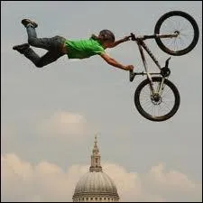 Etre un peu fou, c'est   Avoir ------- dans la tte 