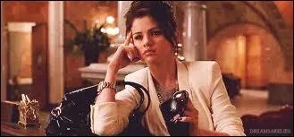 Quel est le nom de la personne dont le personnage que joue Selena prend l'identit ?