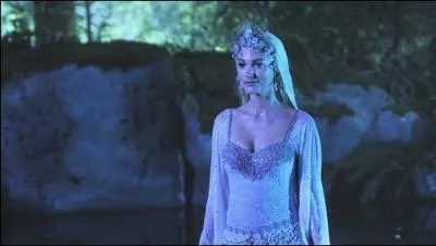 Lorsque Charming est au lac, en qui la crature se transforme-t-elle ?