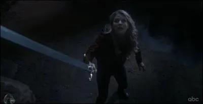 Contre qui Emma se bat-elle en mme temps que son pre dans un flashback ?