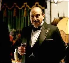 Si Agatha Christie a plac ses romans dans des poques diffrentes, au fil de sa propre vie, la srie TV consacre  son hros s'est bloque  escient sur les annes 30. C'est...