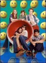 Amusante srie que That 70's show, voquant cette fameuse poque (brushings, pattes d'ph, ptards... ), qui a rvl un jeune acteur trs drle dans son rle de neuneu...