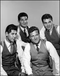 Quelle est donc l'poque trouble qui sert de toile de fond  cette clbre srie, usant de la voix off et du noir et blanc ?