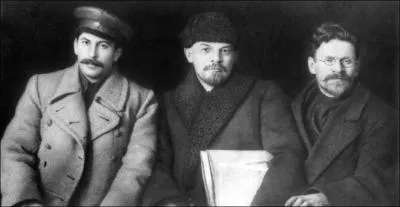 Regardez attentivement la photo ci-dessous et dites de gauche à droite, qui sont ces personnages (russes bien sûr).