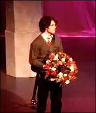 Qui Harry embrasse-t-il dans AVPM ?