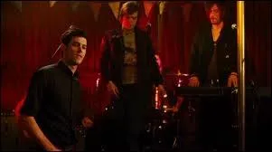 Quel est le nom du groupe de rock qui met de l'eye-liner ?