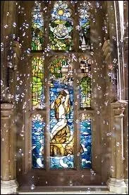 Ce trs joli vitrail, laissant admirer une jolie sirne, rousse elle aussi, est visible... ?