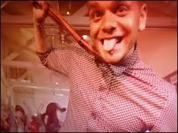 Keen'V chante  Elle t'a mat ... mais qui a mat ?