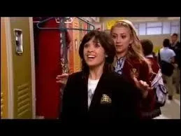 Quelles tenues vestimentaires Stella cre-t-elle ?