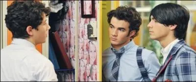 De quoi Joe et Kevin mettent-ils Nick en garde ?