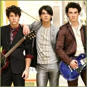 A qui Penny ddie-t-elle la chanson  Give love a try  lors de son concert ?