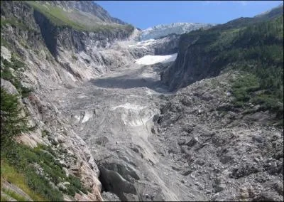 Quel phnomne accompagne le creusement par les langues glaciaires dans le processus d'rosion ?