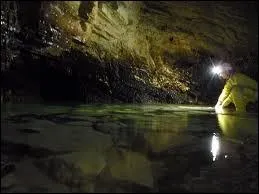 Quelles sont ces grottes isroises dont la lgende veut qu'elles auraient t l'antre de la fe Mlusine ?