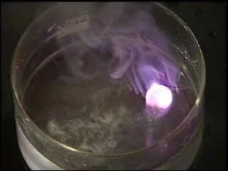 Quelle est cette boule enflamme dans un rcipient d'eau et de sel ?