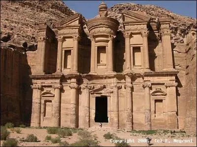Dans quelle ville se trouve cette glise construite dans la roche ?