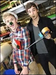 Qui chante :  I'm here for you Maybe you'll love yourself like I love you  ?