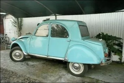 La 2CV ci-contre ne fut pas produite par Citroën, c'est un bricolage ou un kit :