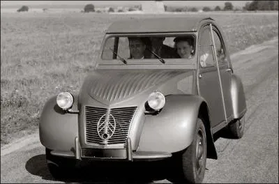 Les premiers modèles étaient dépourvus de clignotants, tendez le bras svp...