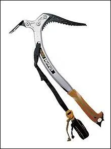 Chaque alpiniste transporte cet outil polyvalent. Comment s'appelle-t-il ?