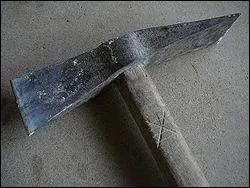 Quel est le nom de cet outil du tailleur de pierres que vous reconnaissez sur la photo ?