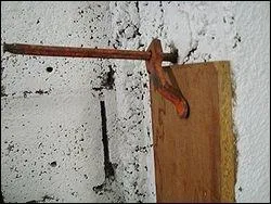 Celle-ci maintient un petit coffrage de bton le temps de la prise du mortier.