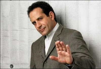 La srie raconte le quotidien d'Adrien, ancien policier.