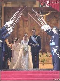 Dfiler avec emphase lors d'une prestigieuse crmonie, c'est  Faire donner ---- 