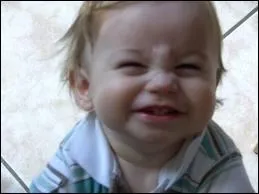 Avoir un petit nez retrouss, c'est avoir le nez en ... .