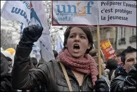 Vouloir une chose avec insistance en faisant un vacarme , c'est  Rclamer  ---- et  cri 